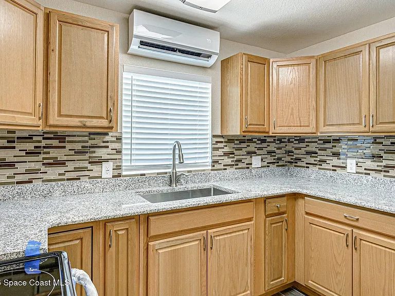 175 NW Valencia Rd — Photo 10