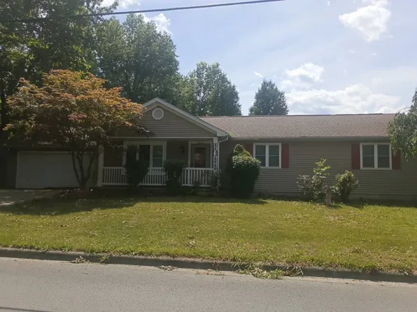 1011 S McLeansboro St, Benton, IL 62812
