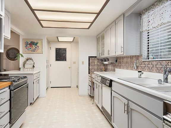 3rd image of 2901 Fern Ave