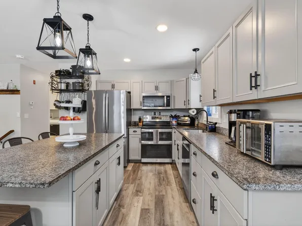 1525 Roosevelt Trail, Raymond, ME 04071