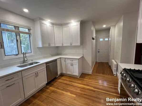 35 Eliot St, Chestnut Hill, MA 02467