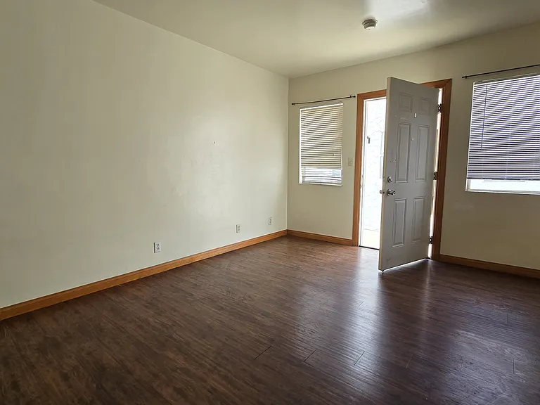 1195 W 30th St #1/4 — Photo 2