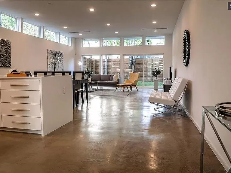 2308 N Prairie Ave — Photo 5