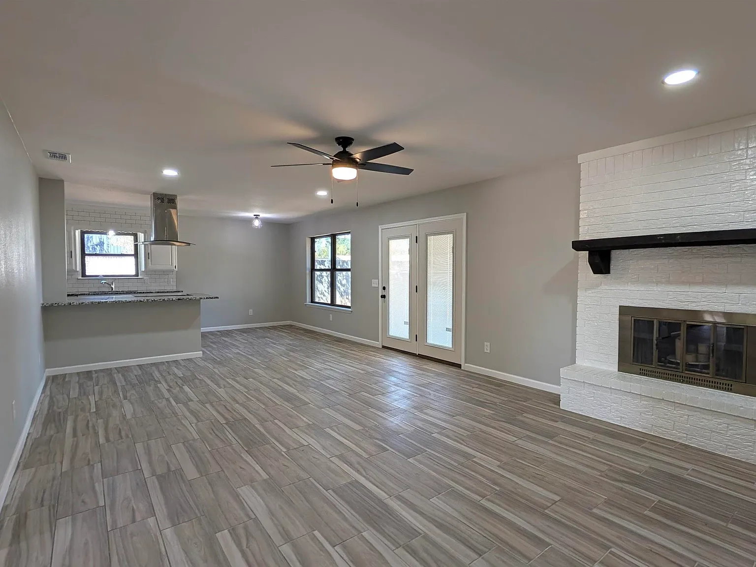 3 bed, 2.0 bath, 1402 sqft, $1,900 — Photo 2