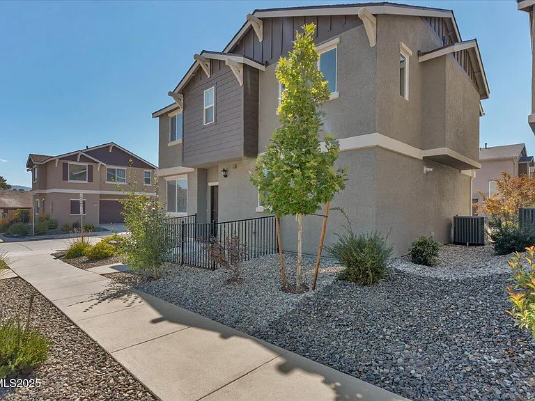 916 Garden Ct — Photo 3