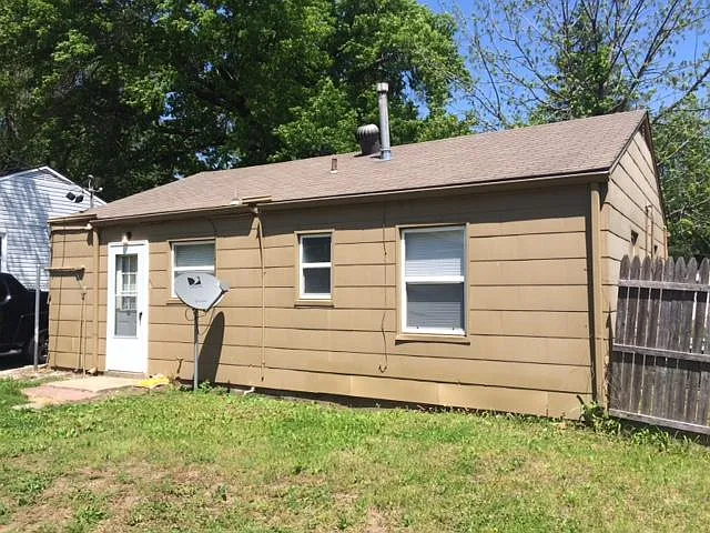 2 bed, 744 sqft, $1,425 — Photo 2