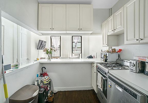2nd image of 204 W 88th St APT 4R
