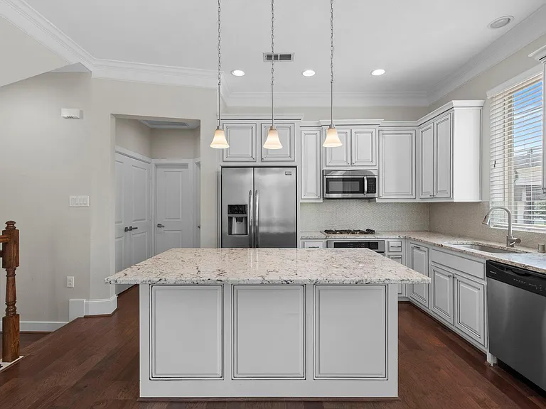 702 N Shepherd Dr — Photo 7