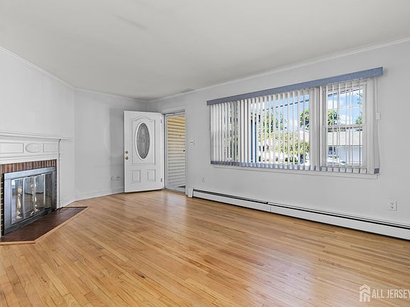 3rd image of 200 Baker St