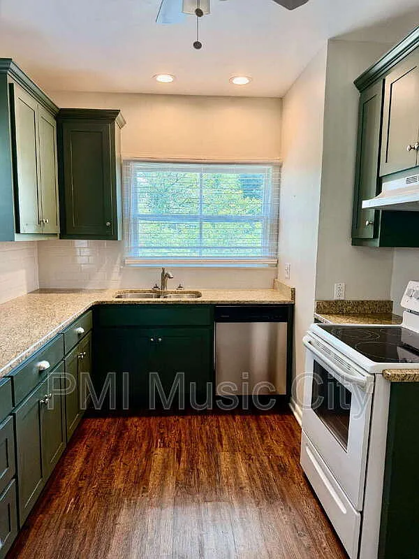3 bed, 1.0 bath, 1300 sqft, $2,045 — Photo 2