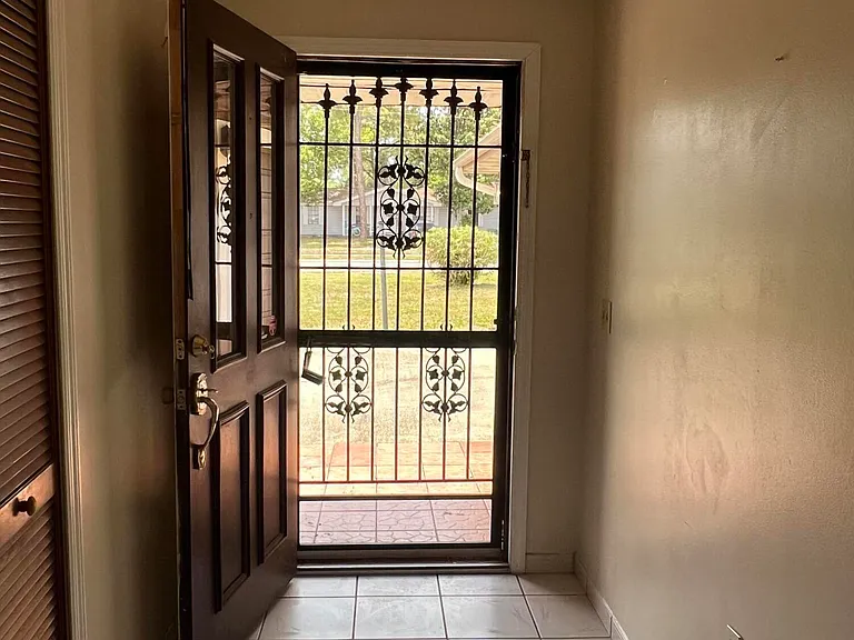 6485 Manila Dr — Photo 2