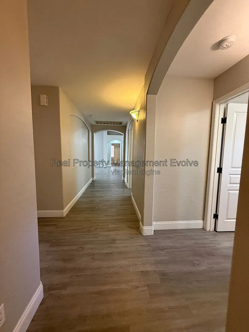 4 bed, 2.0 bath, 1749 sqft, $2,290 — Photo 4