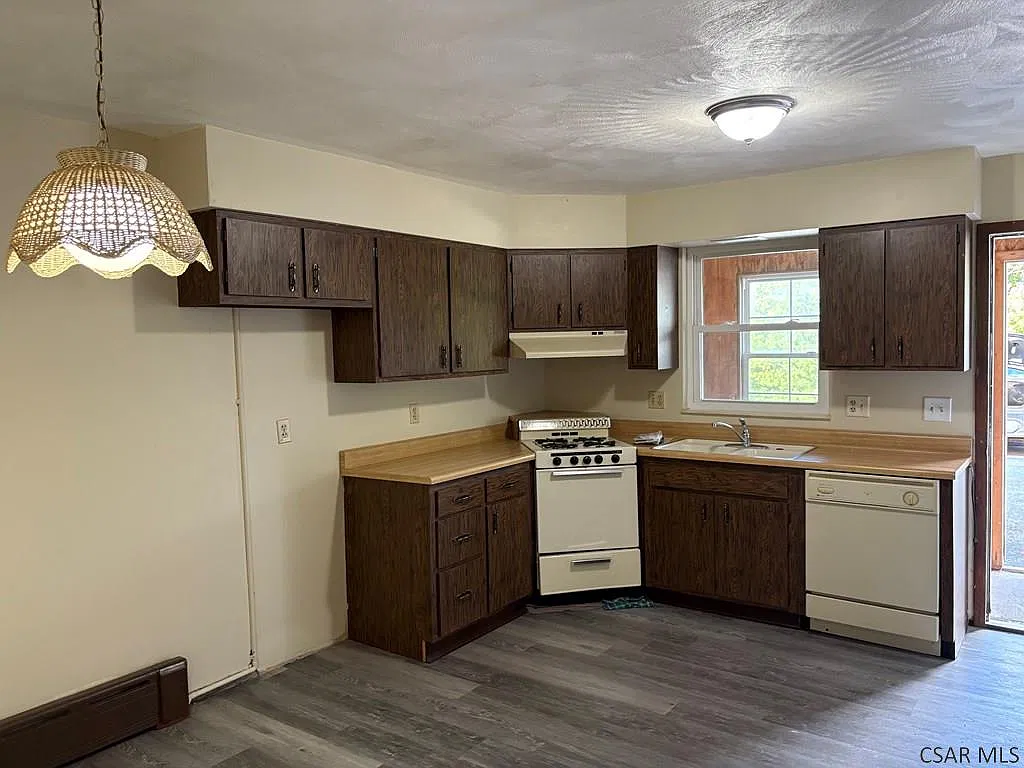2 bed, 1.5 bath, 1100 sqft, $825 — Photo 3
