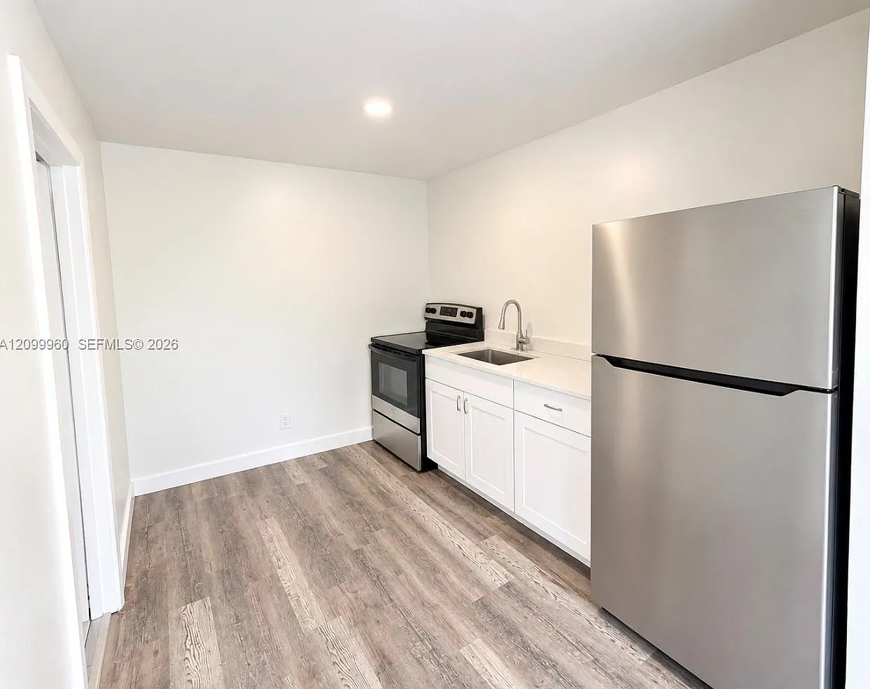 2 bed, 1.0 bath, 700 sqft, $1,800 — Photo 2