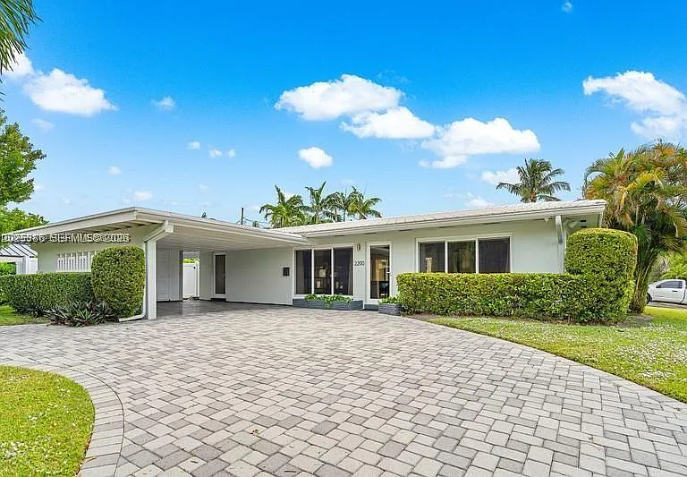 2200 SE 19th St — Photo 1