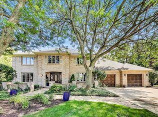 421 Creekside Ct, Willowbrook, IL