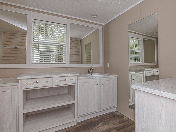 5th image of 528 Lagrande Dr