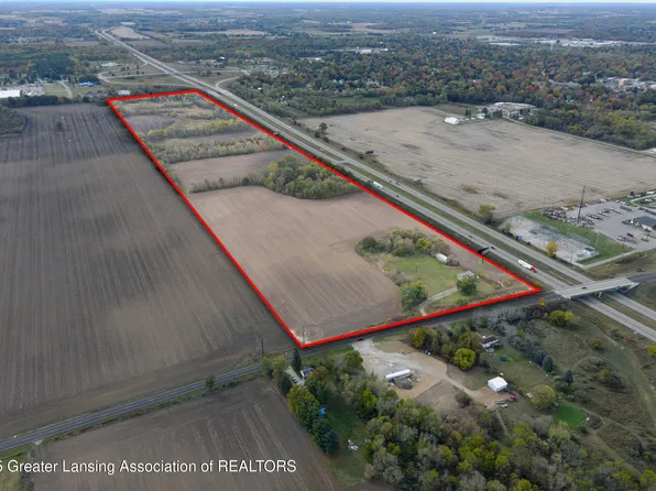 882 Island Hwy, Charlotte, MI 48813