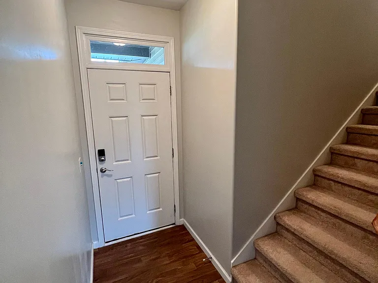 325 S Stonegate Dr — Photo 2