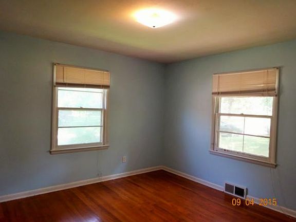 5th image of 4422 Carlisle Ave