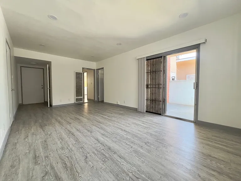 10942-10948 Crenshaw Blvd (Hexagon Eagles LLC) — Photo 2