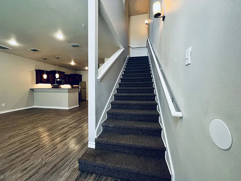 Stunning 4 Bedroom Near Tech — Photo 31