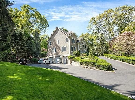 2nd image of 533 W Saddle River Rd