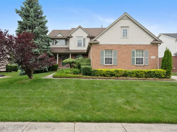 2746 Long Meadow Ln, Rochester Hills, MI 48307