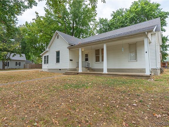 2nd image of 601 McNair St