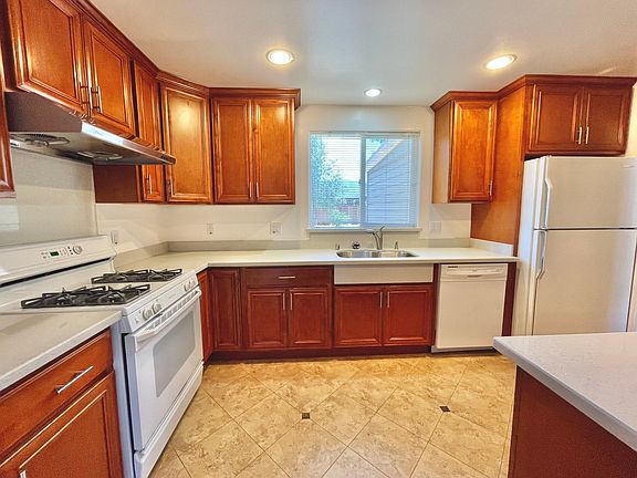 3rd image of 14856 Bronson Ave