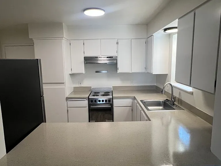 Fira Apartments — Photo 9