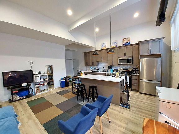 2nd image of 1909 S Blue Island Ave #4