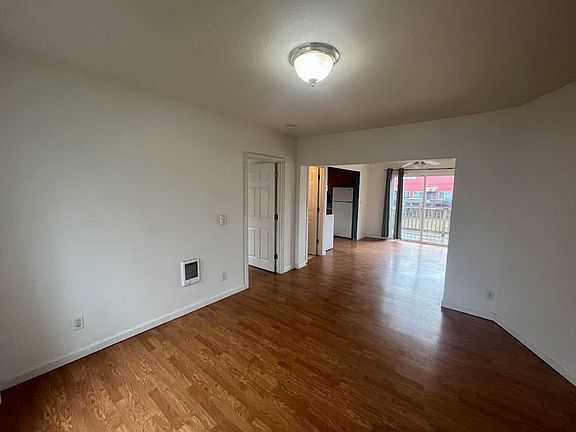 3rd image of 7927-7937 N Fessenden St