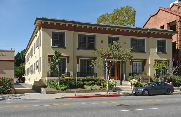 California Apartments — Photo 2