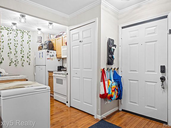 4th image of 1754 Fort St #18