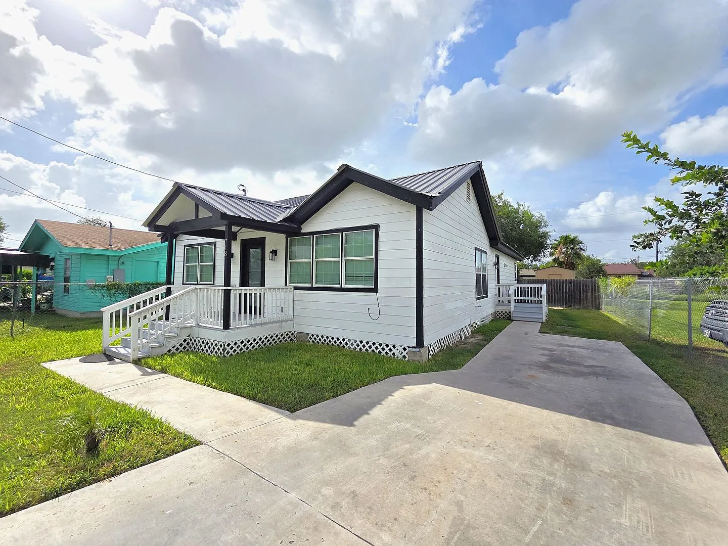 Beautifully Remodeled 3bd/2bth Home On A Large Lot! - Move In Special — Photo 2