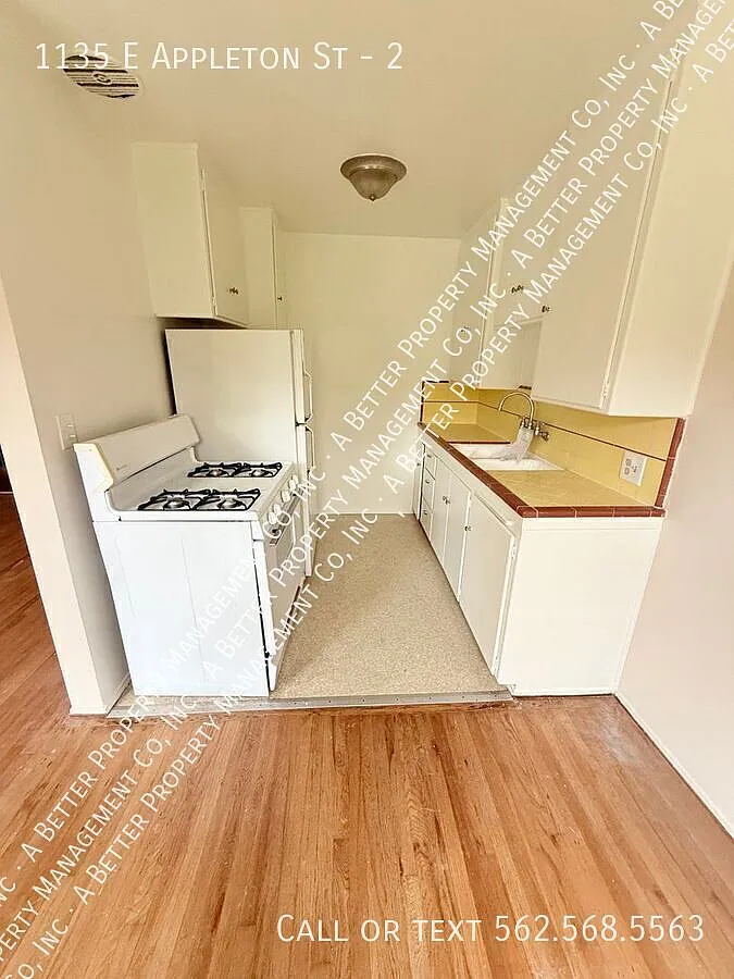 Lower 1 Bed With Hardwood Floors In Classic Alamitos Beach! Onsite Laundry. 1 Week Free Move In S... — Photo 3
