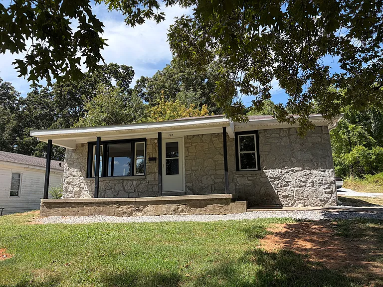 709 Hope St — Photo 1