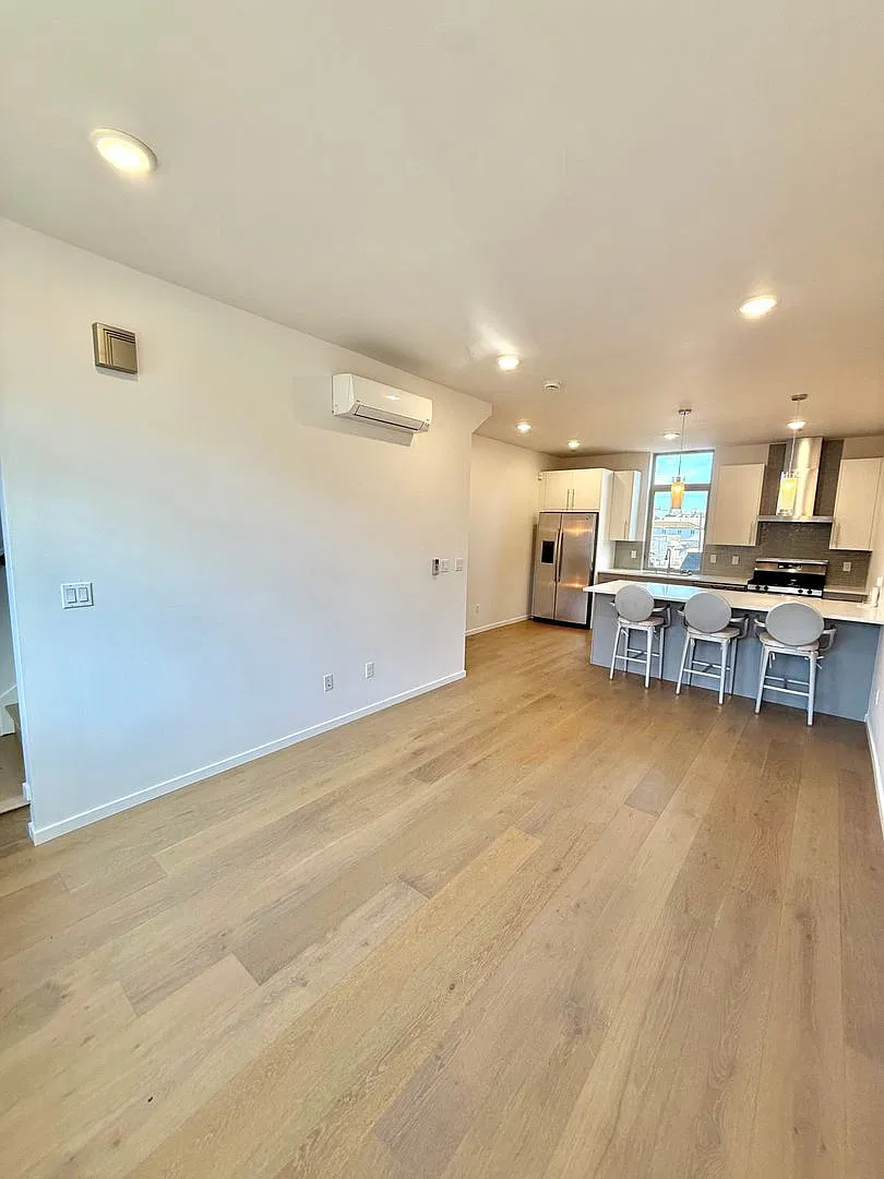 Spacious North Seattle Townhome with Rooftop Views — Photo 4