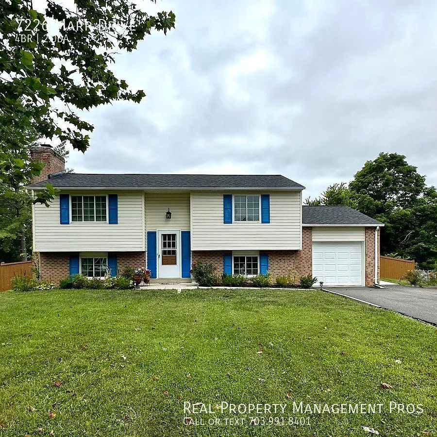 Fully Fenced Single Family Home w/ 1 Car Garage! — Photo 1