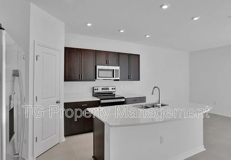 298 Anthony Dr — Photo 4