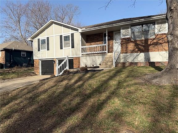 2nd image of 209 SE Williamsburg Dr
