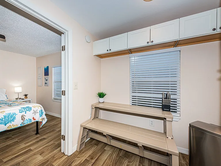 918 Hawkins St — Photo 13