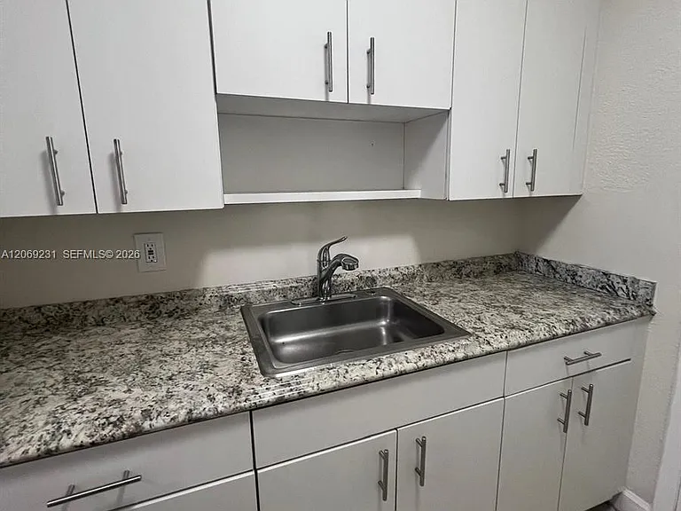 8271 Crespi Blvd #5 — Photo 5