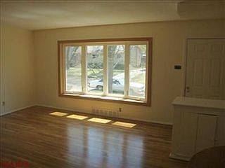 3rd image of 839 Queen Anne Pl