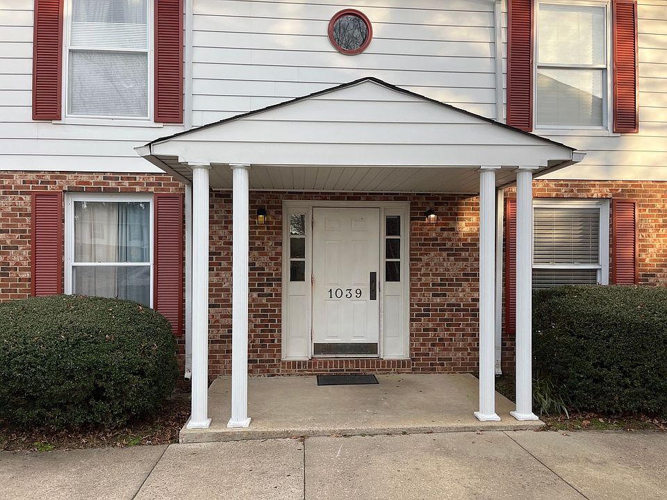 1st image of 1039B Carriage Dr