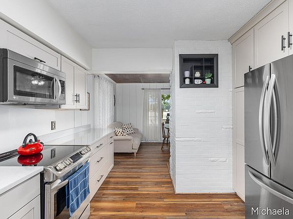 3rd image of 46514 Meadow Ln