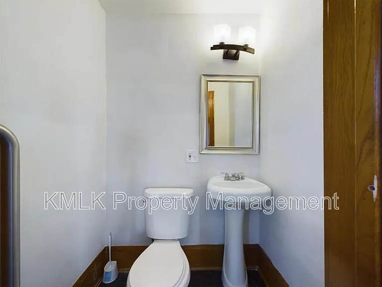 524 Allyn St — Photo 8