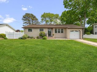 173 Loop Dr, Sayville, NY 11782