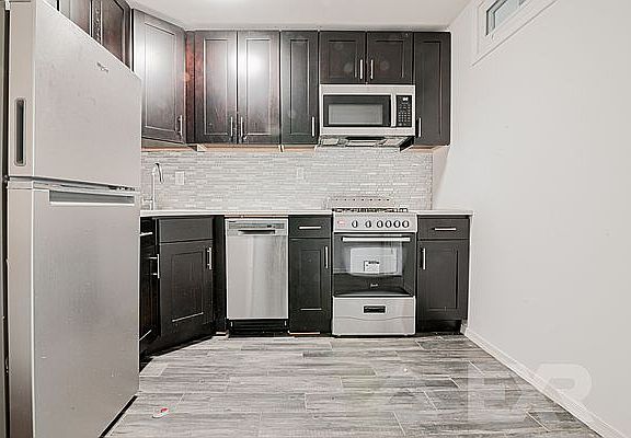 5th image of 530 W 47th St #1F